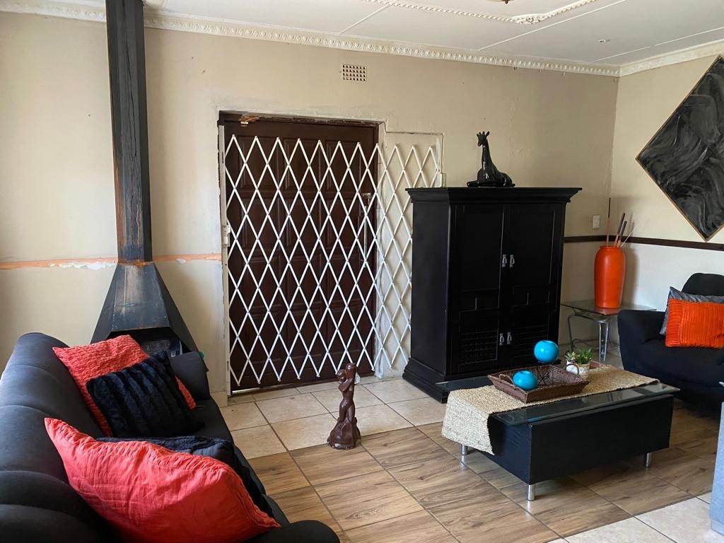 4 Bed House in Rustenburg North photo number 5
