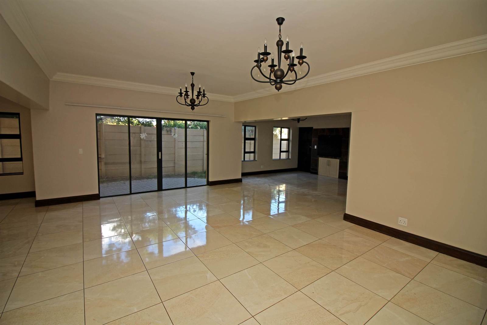 5 Bed House in Blanco photo number 4