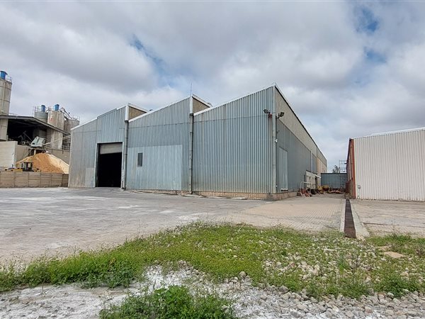 921  m² Industrial space in Clayville