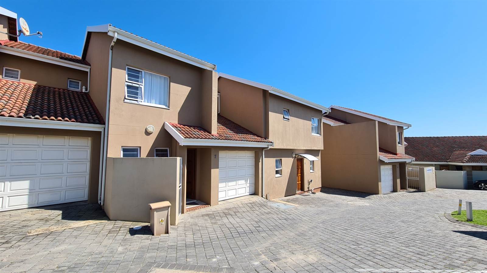 3 Bed Townhouse in Beacon Bay photo number 1