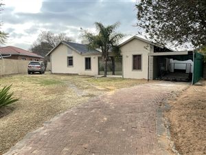 8 Bed House in Barry Hertzog Park