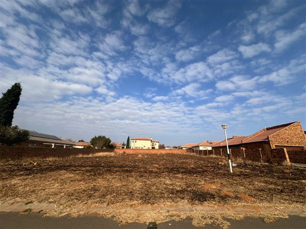 1 210 m² Land