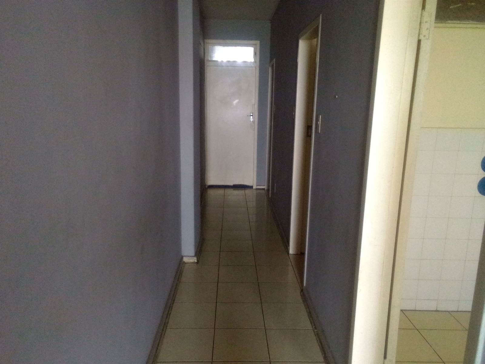 2 Bed Apartment in Yeoville photo number 9