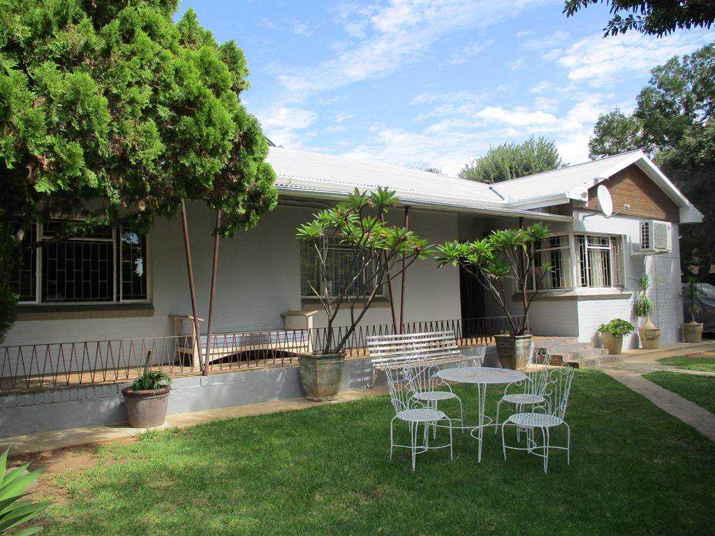 4 Bed House in Graaff Reinet photo number 21