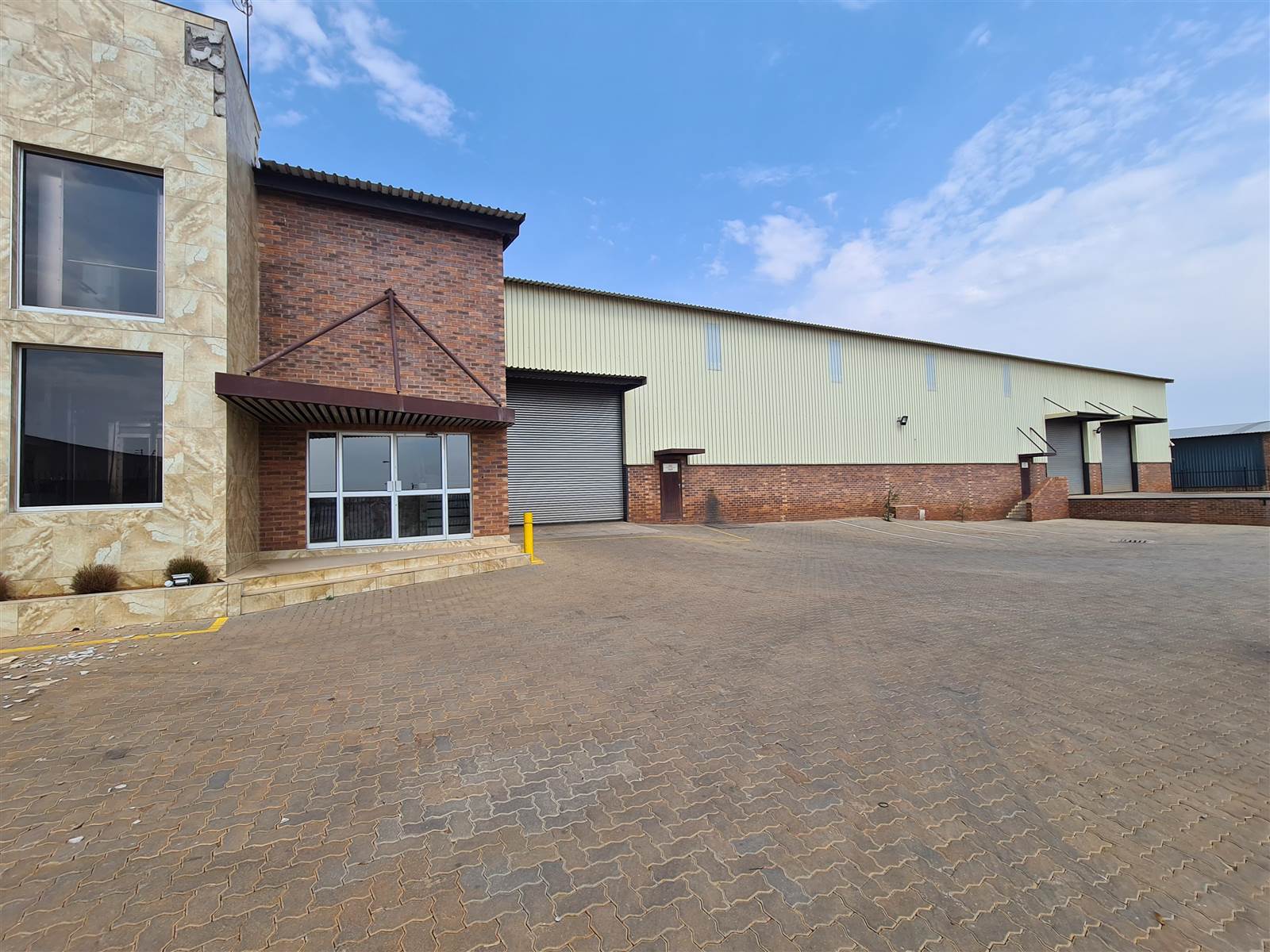 1554  m² Industrial space in Monavoni photo number 2