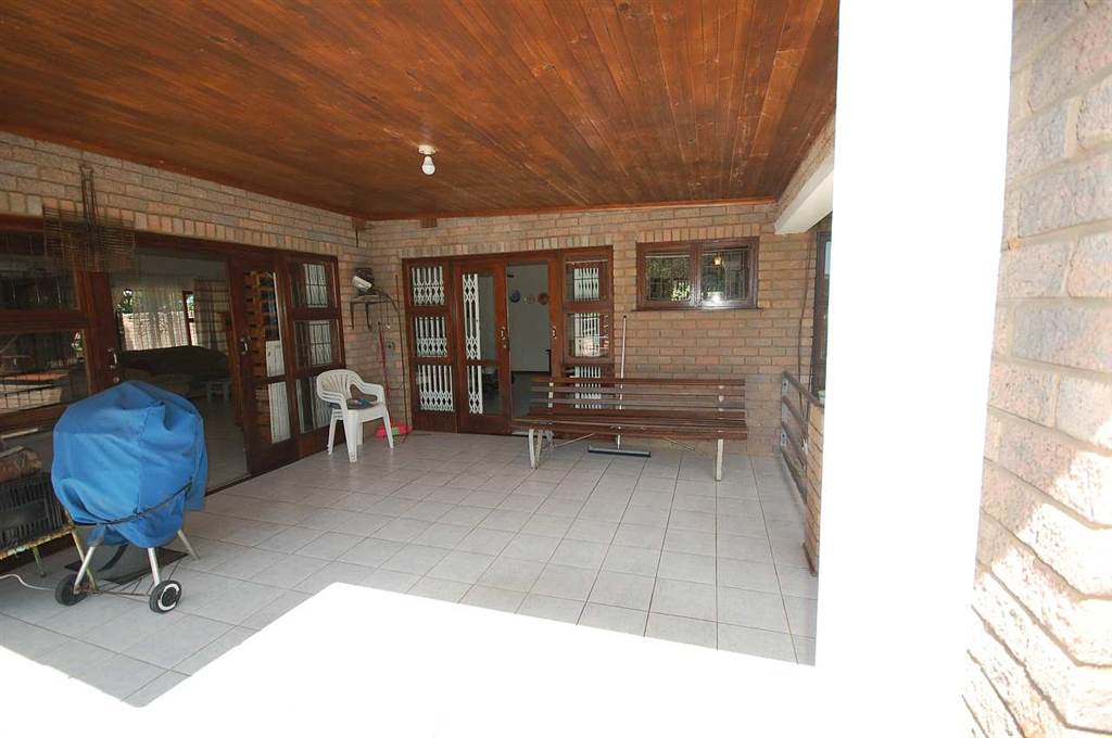 3 Bed House in Umtentweni photo number 10
