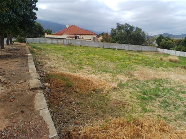 1 079 m² Land