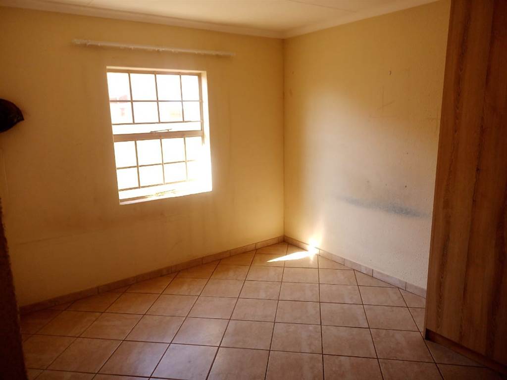 4 Bed House in Pretoria West photo number 7