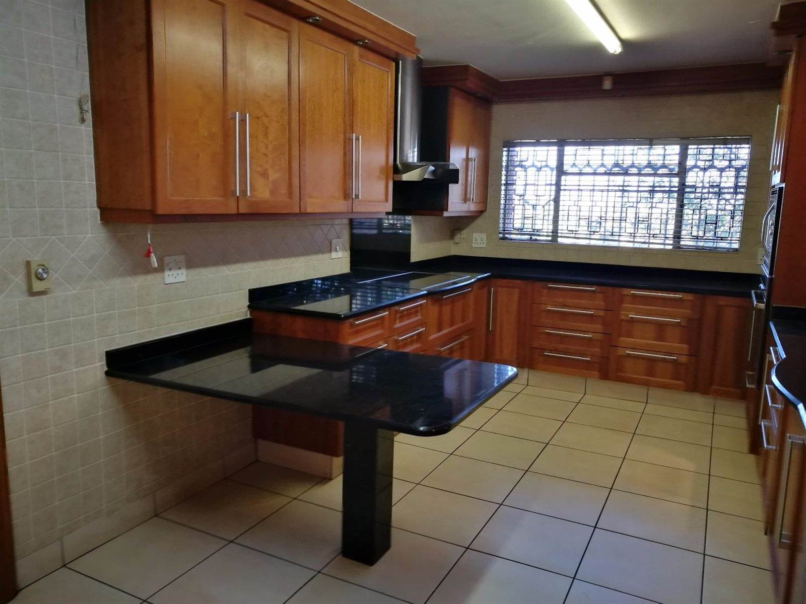 5 Bed House in Laudium photo number 4