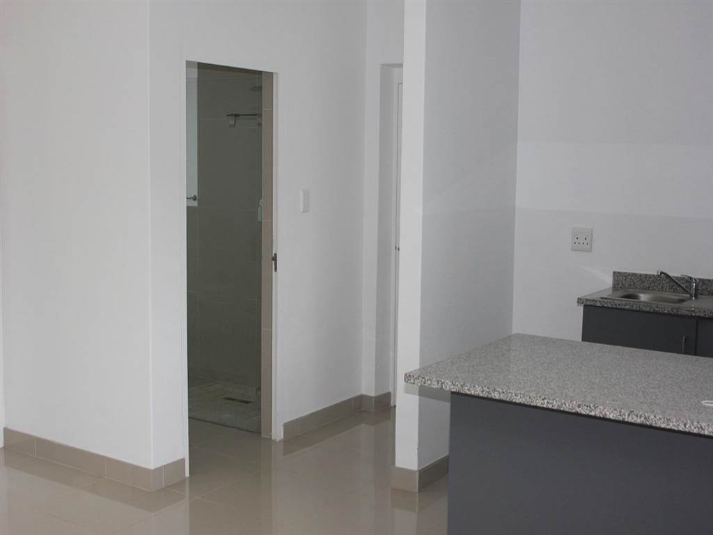 1 Bed Apartment in Illovo Beach photo number 10