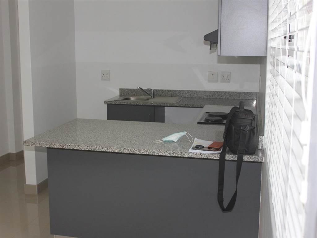 1 Bed Apartment in Illovo Beach photo number 5