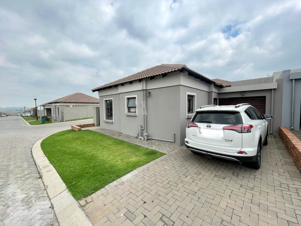 2 Bed Townhouse in Trichardt photo number 18