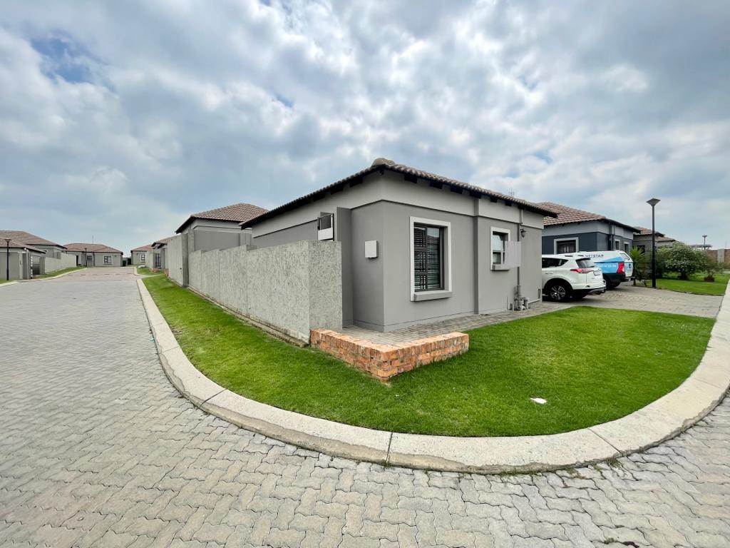 2 Bed Townhouse in Trichardt photo number 19