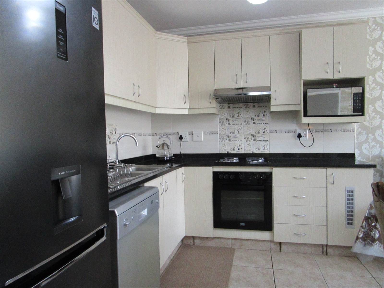 2 Bed Townhouse in Mt Edgecombe photo number 3