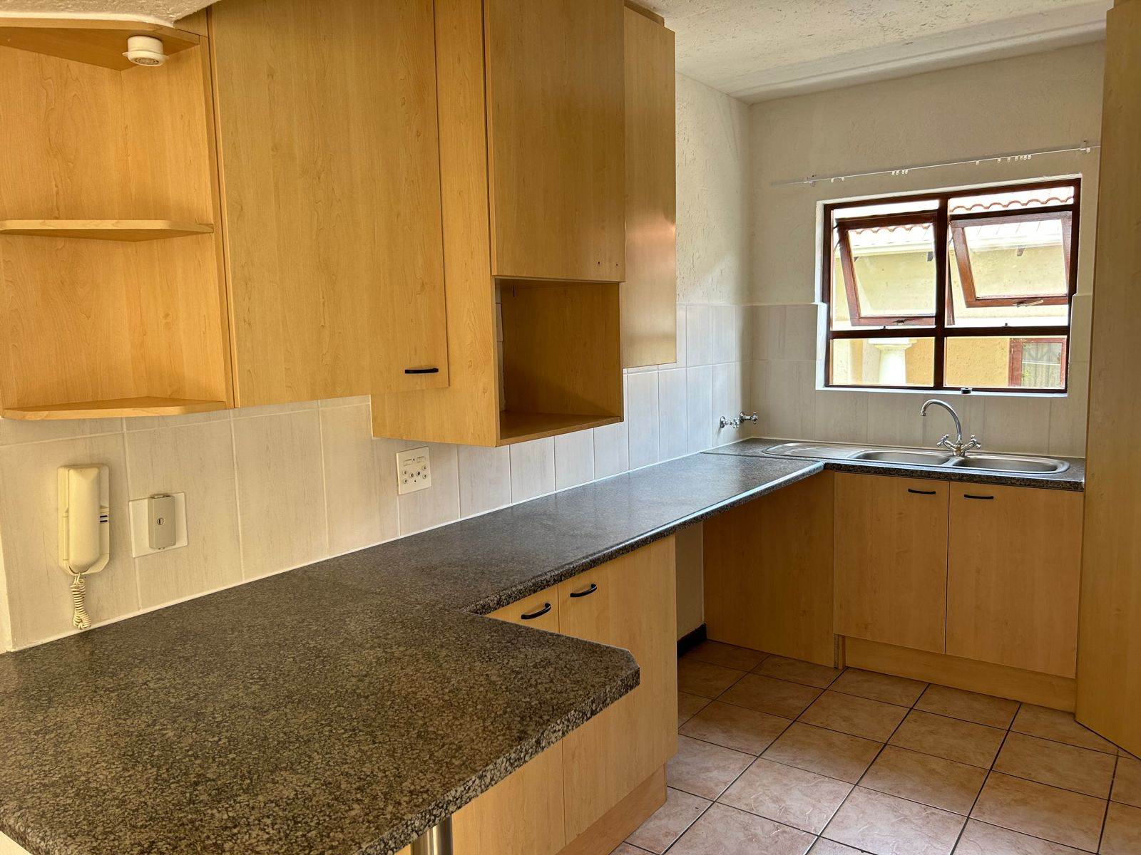3 Bed Townhouse in Sunninghill photo number 6