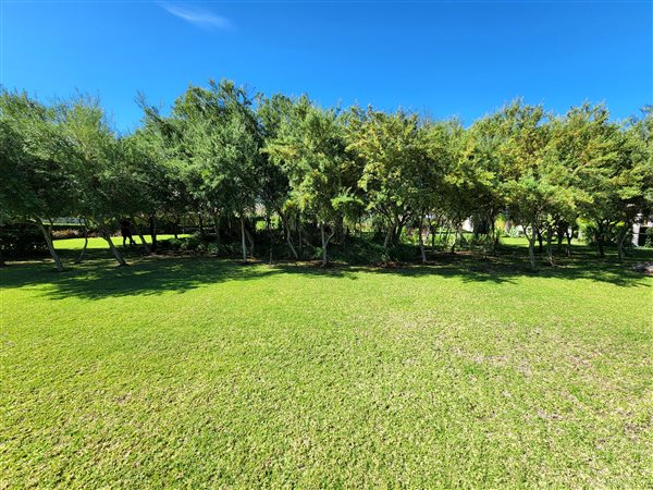 1 038 m² Land