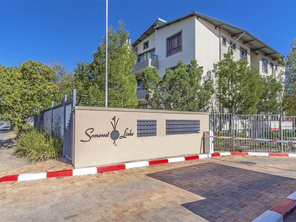 3 Bed Apartment in Somerset West Business Park photo number 2