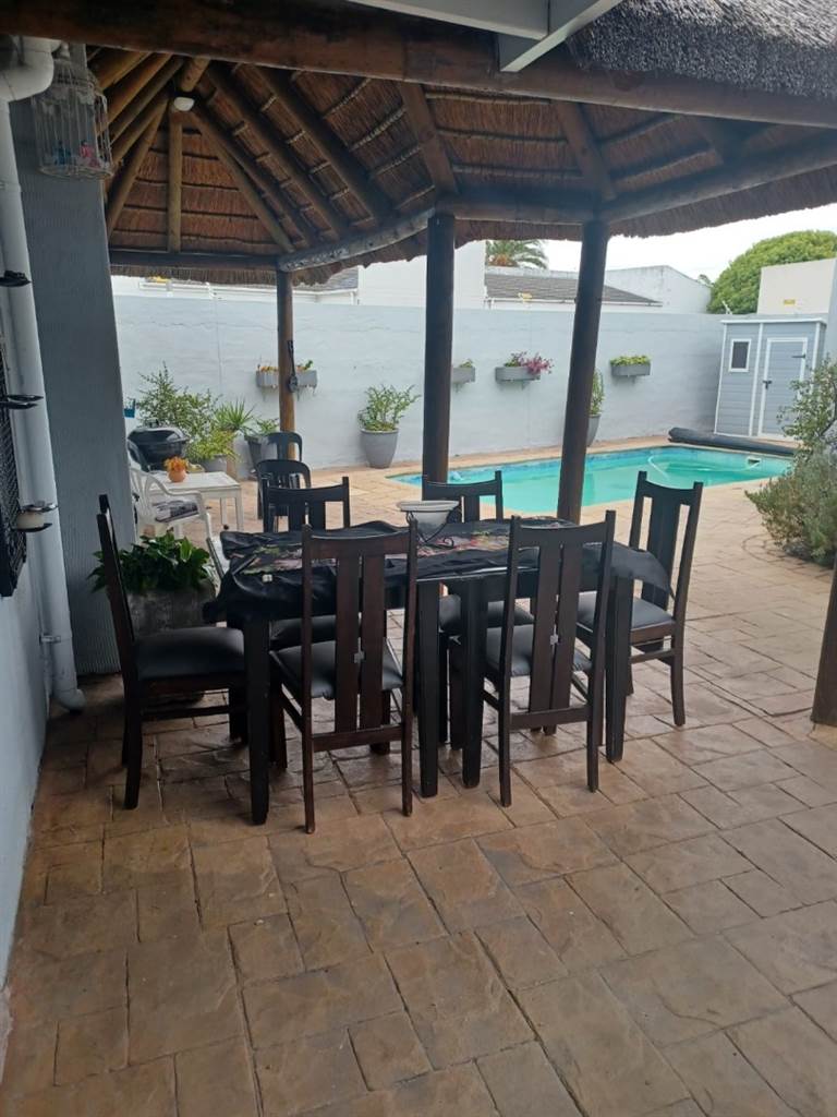 4 Bed House in Edgemead photo number 15