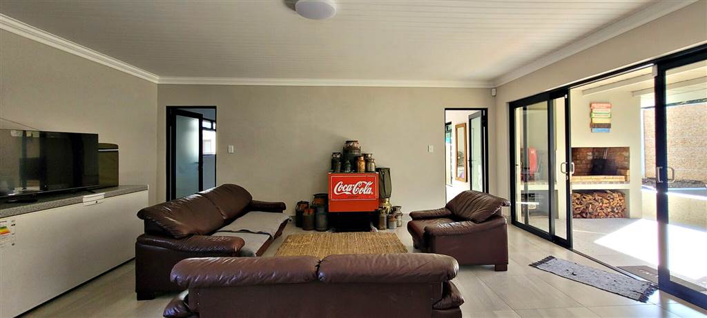 2 Bed House in Swellendam photo number 9