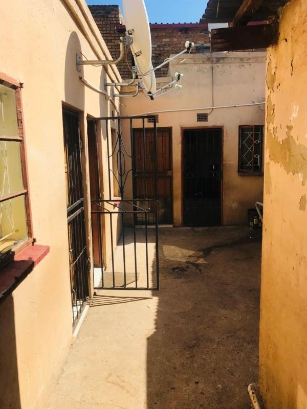 10 Bed House in Tembisa photo number 1