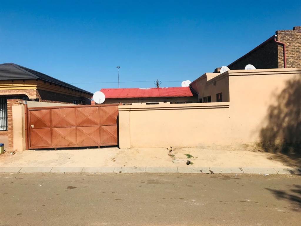 10 Bed House in Tembisa photo number 3