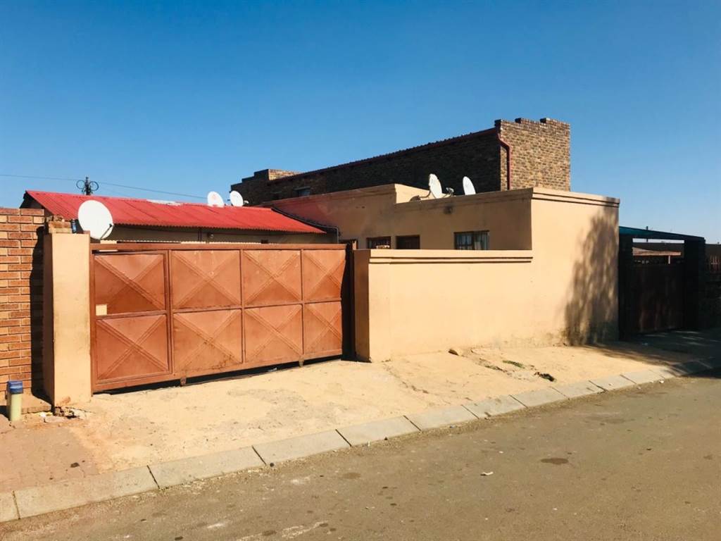10 Bed House in Tembisa photo number 2