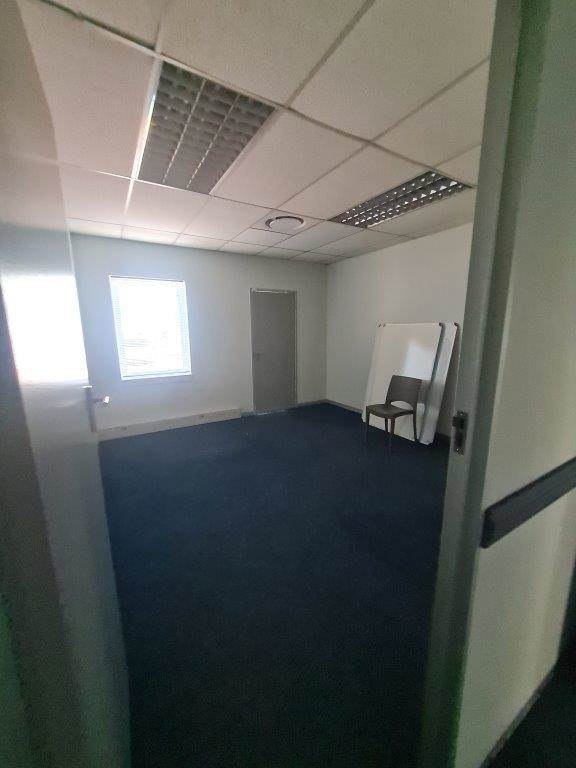 280  m² Office Space in Die Hoewes photo number 26