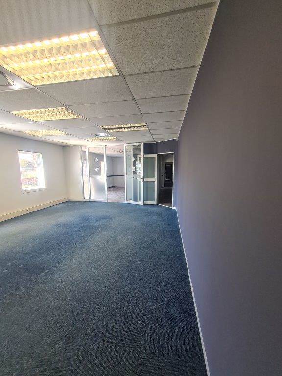 280  m² Office Space in Die Hoewes photo number 11