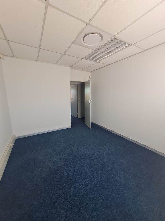 280  m² Office Space in Die Hoewes photo number 22