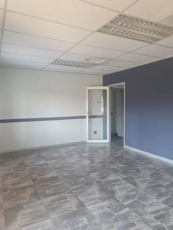 280  m² Office Space in Die Hoewes photo number 8