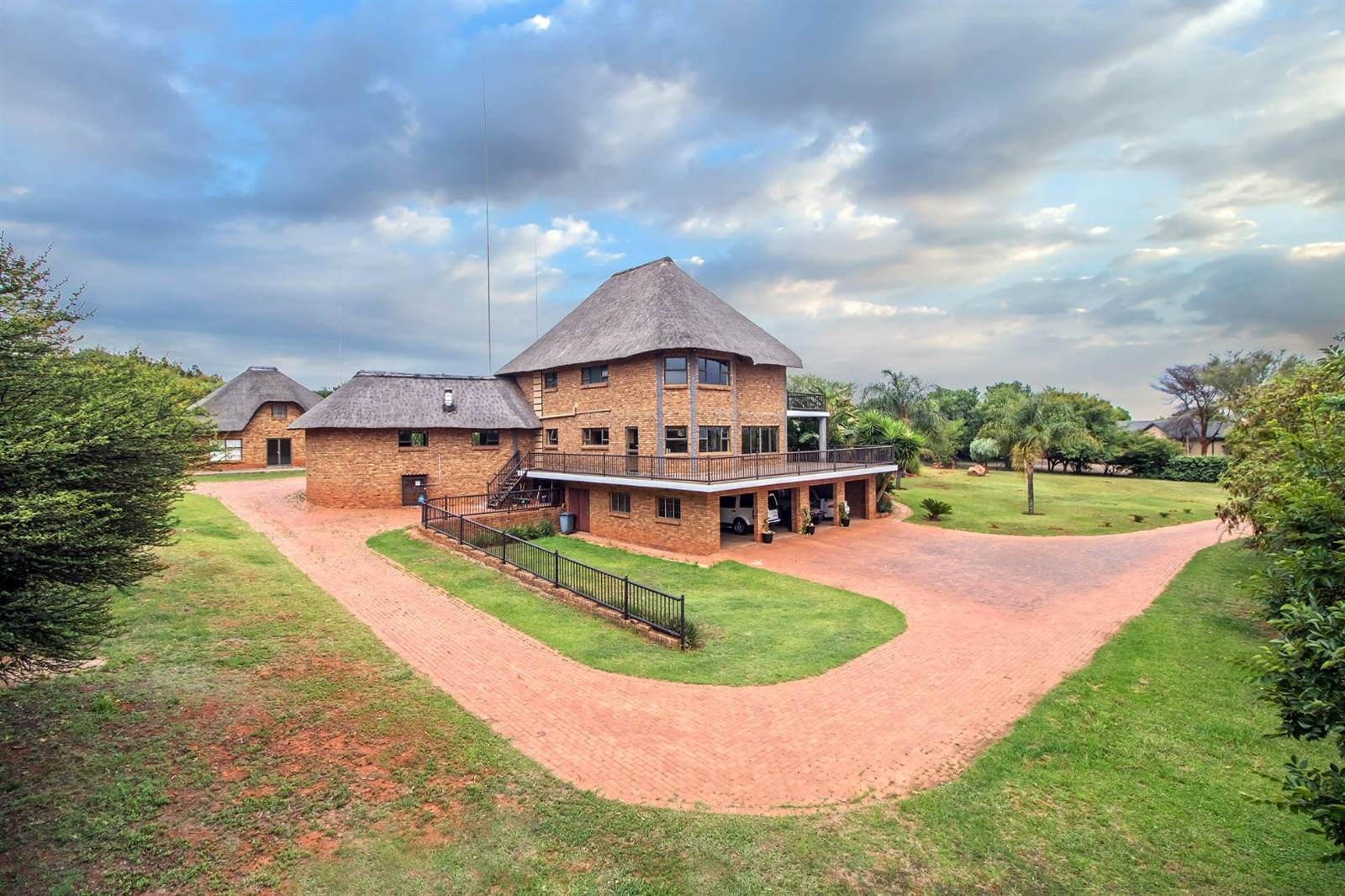 9 Bed House in Mooikloof Equestrian Estate photo number 2