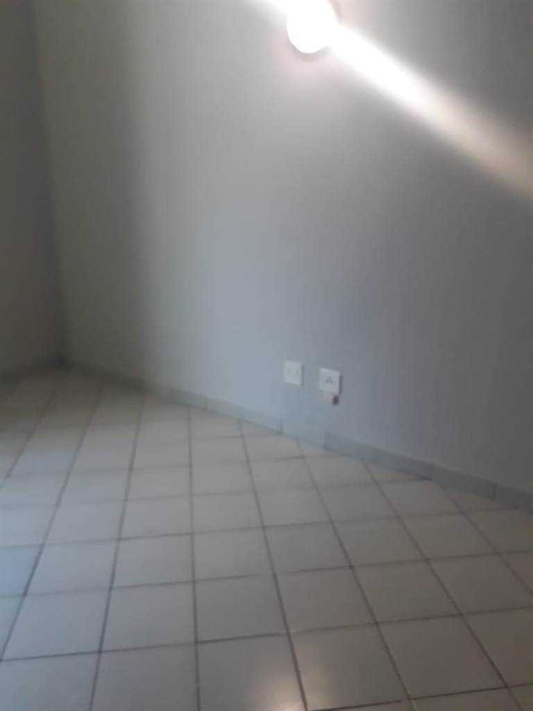 1 Bed Apartment in Johannesburg Central photo number 10