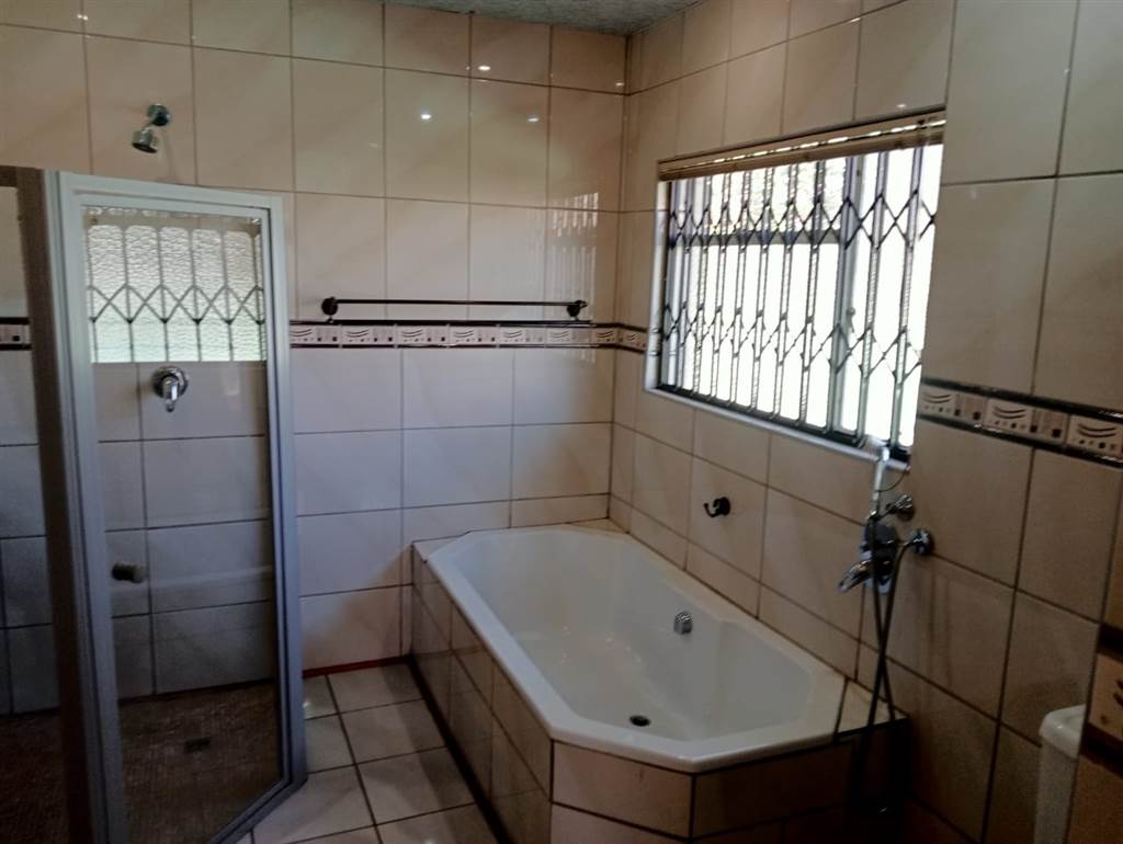 4 Bed House in Kuruman photo number 11