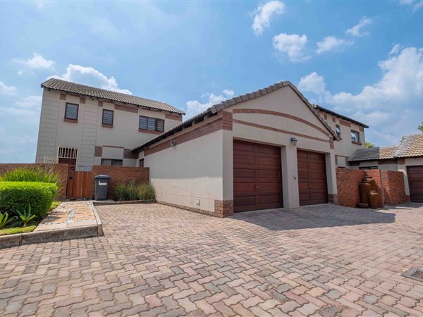 4 Bed House in Rietvlei Heights Country Estate