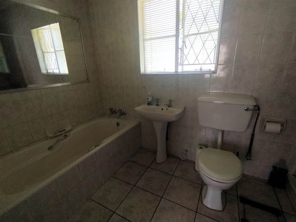3 Bed House in Brackendowns photo number 21
