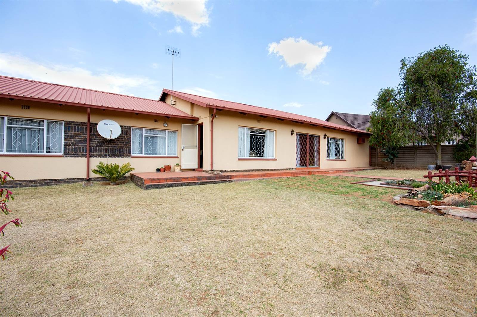 4 Bed House in Rensburg photo number 2