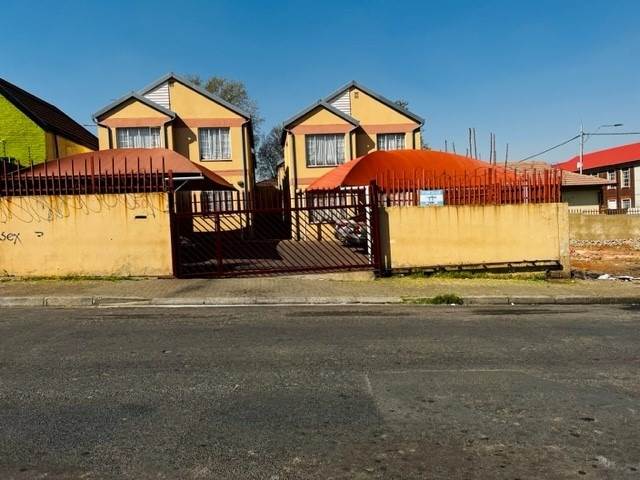 2 Bed Townhouse in Jeppestown photo number 1