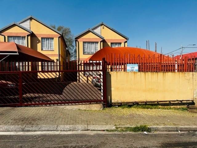 2 Bed Townhouse in Jeppestown photo number 2