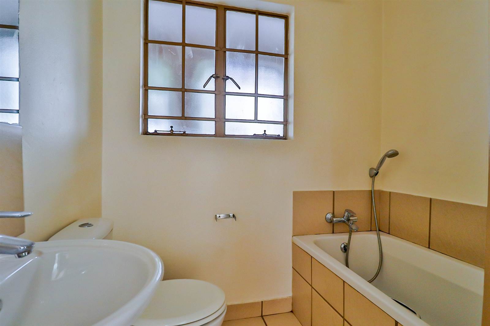 2 Bed Apartment in Benoni South photo number 9