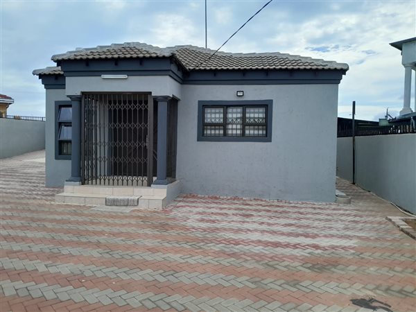 4 Bed House in Lotus Gardens