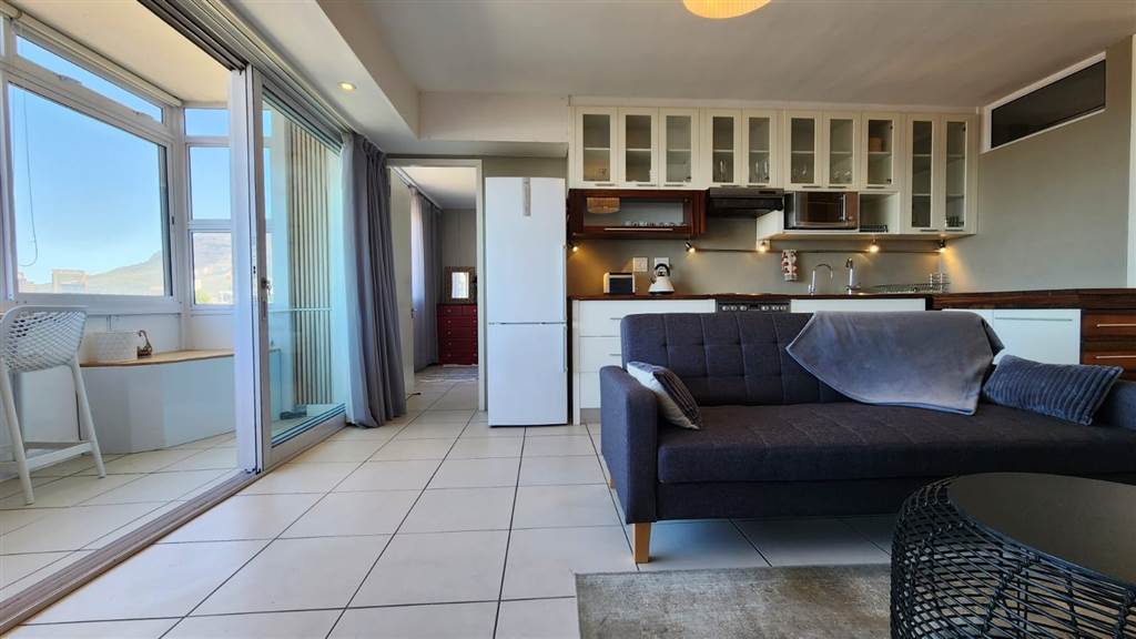 2 Bed Apartment in Green Point photo number 3