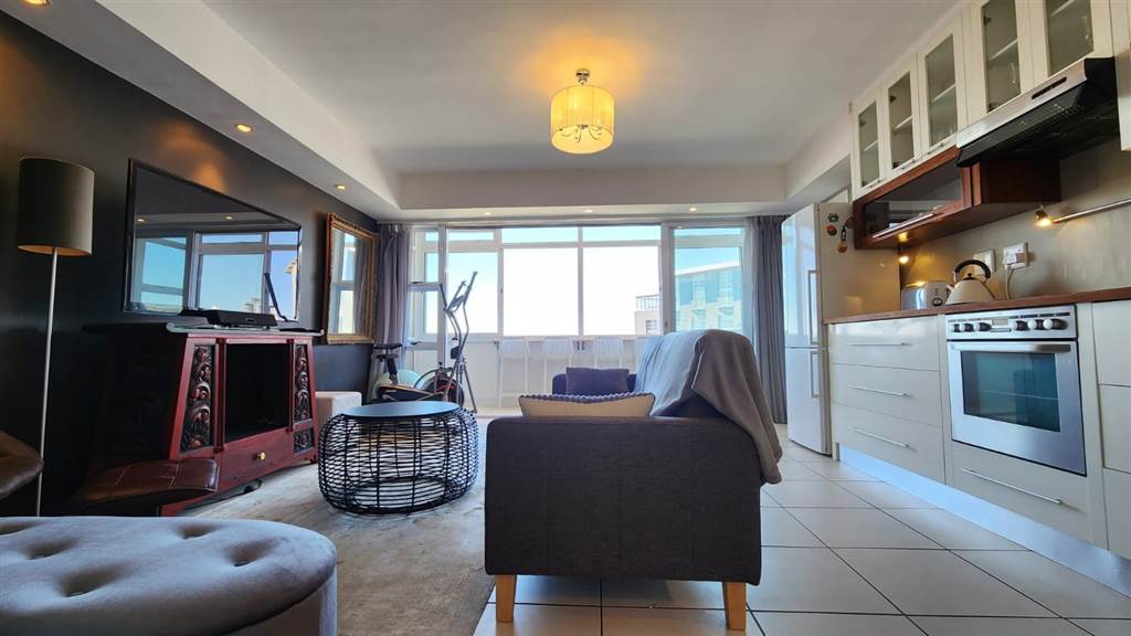 2 Bed Apartment in Green Point photo number 2