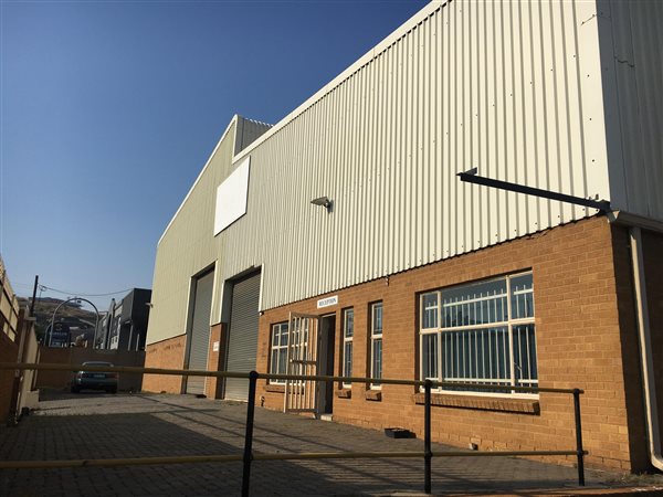 1 300  m² Industrial space