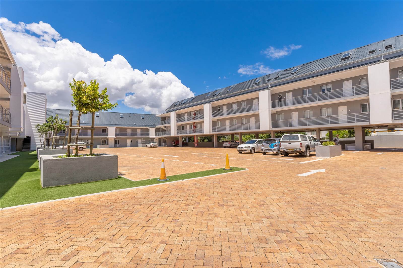 2 Bed Apartment in Durbanville Central photo number 18