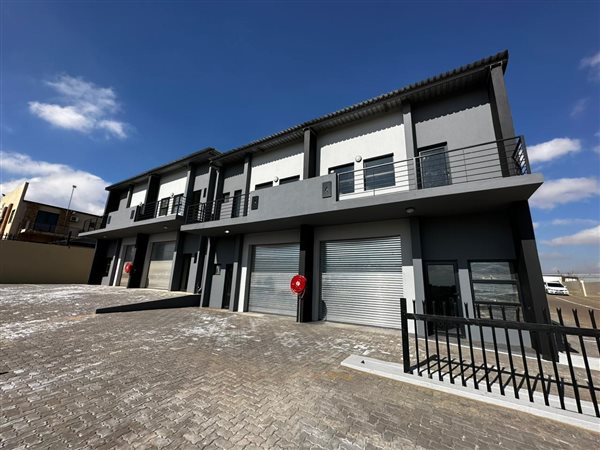 106  m² Industrial space in Clayville