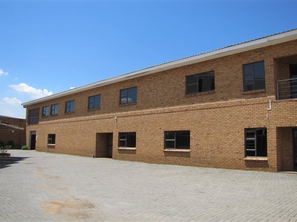 738  m² Commercial space