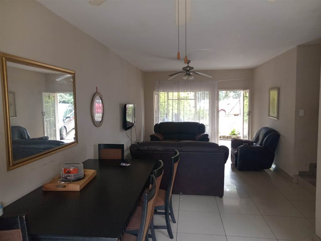 3 Bed Apartment in Pinetown Central photo number 4