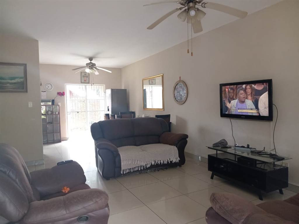 3 Bed Apartment in Pinetown Central photo number 7