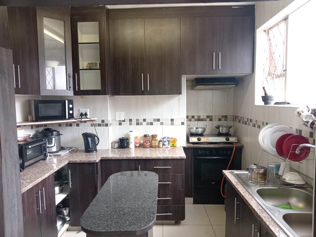 3 Bed Apartment in Pinetown Central photo number 2