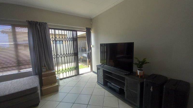2 Bed Townhouse in Langenhoven Park photo number 3